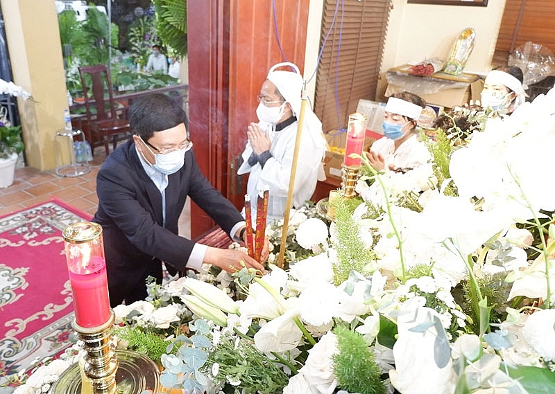 Ngày 20/2, Ủy viên Bộ Chính trị, Phó Thủ tướng Chính phủ Phạm Bình Minh, Trưởng Ban Lễ tang Nhà nước, viếng linh cữu nguyên Phó thủ tướng Chính phủ Trương Vĩnh Trọng tại nhà riêng đồng chí Trương Vĩnh Trọng. 