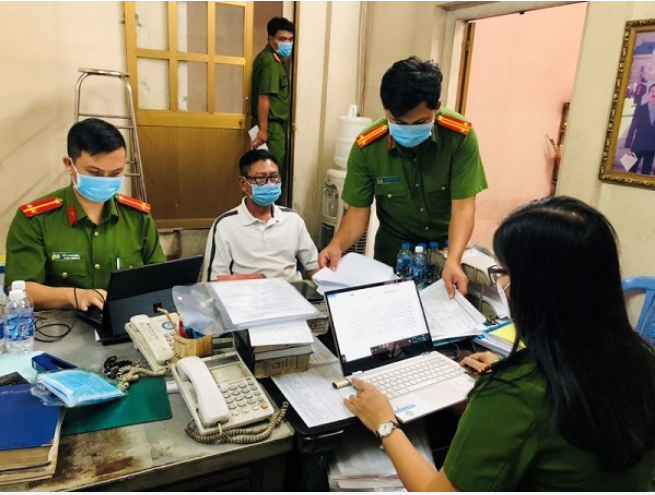 Lực lượng công an làm việc với ông Đoàn Doãn Dự. (Ảnh: Công an Đồng Nai) Lực lượng công an làm việc với ông Đoàn Doãn Dự. (Ảnh: Công an Đồng Nai)