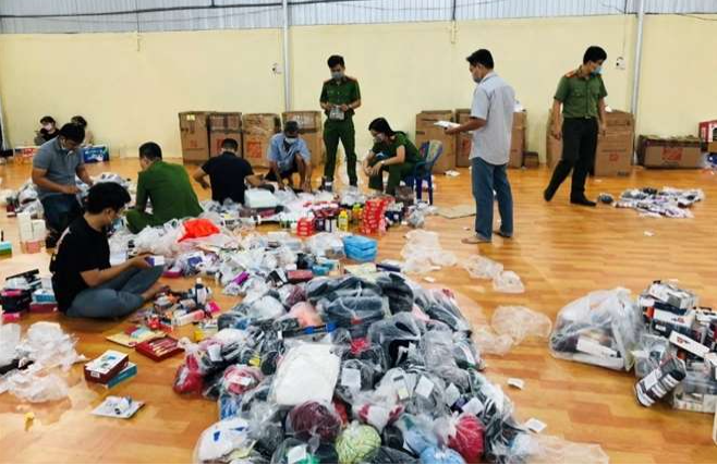 Công an TP Biên Hòa, tỉnh Đồng Nai, kiểm đếm và phân loại hàng chục nghìn sản phẩm nhập lậu tại cơ sở kinh doanh của ông Dự. Công an TP Biên Hòa, tỉnh Đồng Nai, kiểm đếm và phân loại hàng chục nghìn sản phẩm nhập lậu tại cơ sở kinh doanh của ông Dự.