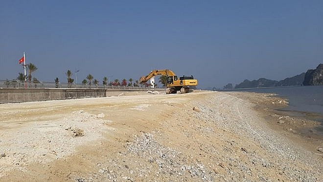 Khu vực doanh nghiệp đổ đất đá xuống vịnh Bái Tử Long