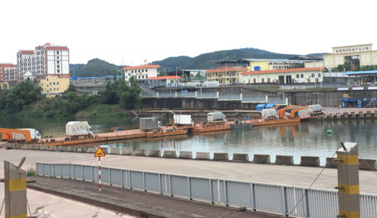 173 tấn hàng hóa xuất khẩu sang Trung Quốc qua Lối mở cầu phao tạm Km3+4 Hải Yên trong buổi sáng ngày 3/2. Ảnh: Báo Quảng Ninh