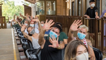 Vừa ra mắt ngày đầu năm, tàu lượn siêu tốc gỗ tại Hòn Thơm đã trở thành điểm check-in hot của Phú Quốc