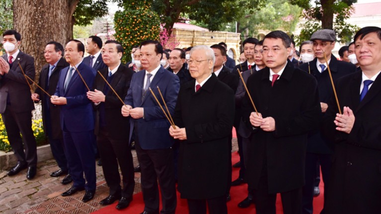 Tổng Bí thư Nguyễn Phú Trọng dâng hương tại Hoàng thành Thăng Long
