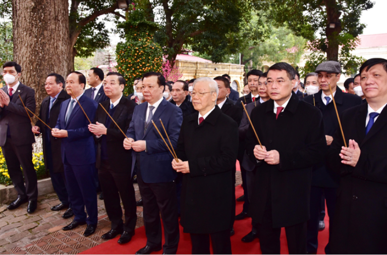 Tổng Bí thư Nguyễn Phú Trọng dâng hương tại Hoàng thành Thăng Long