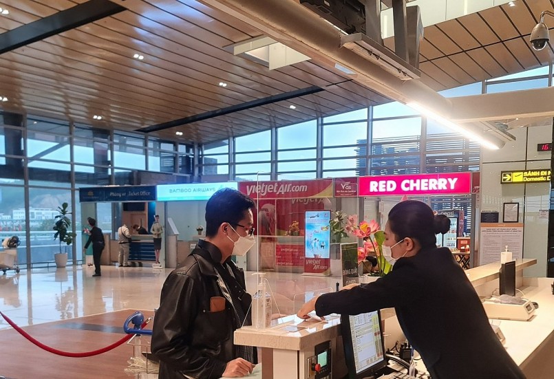 Hành khách làm thủ tục check-in tại Sân bay quốc tế Vân Đồn Hành khách làm thủ tục check-in tại Sân bay quốc tế Vân Đồn
