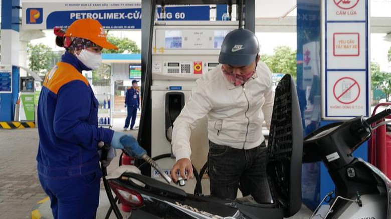 Giá xăng RON 95 vượt mốc 26.000 đồng/lít