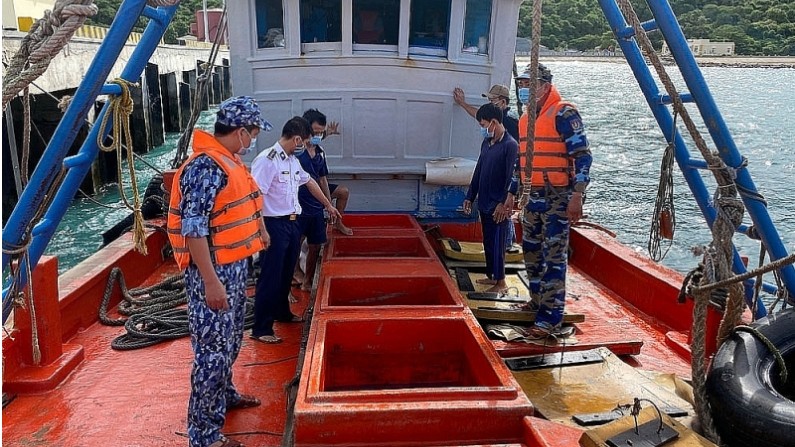 Tăng cường kiểm soát, đấu tranh chống buôn lậu xăng dầu, than