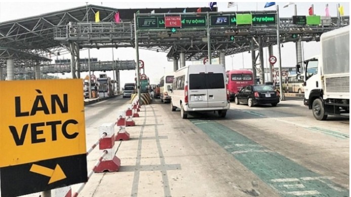 Đẩy nhanh tiến độ dán thẻ định danh ô tô để thu phí điện tử không dừng