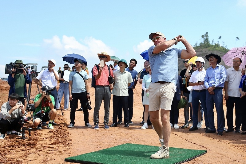 cu swing dau tien cua huyen thoai greg norman tai san golf van lang empire