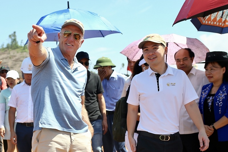 cu swing dau tien cua huyen thoai greg norman tai san golf van lang empire