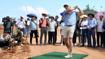 Cú swing đầu tiên của huyền thoại Greg Norman tại sân golf Văn Lang Empire