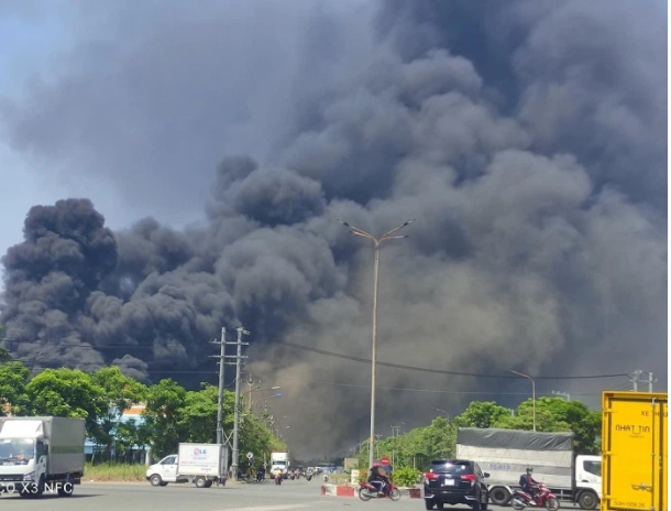 Bình Dương: Cháy lớn tại nhà máy Tôn Hoa Sen