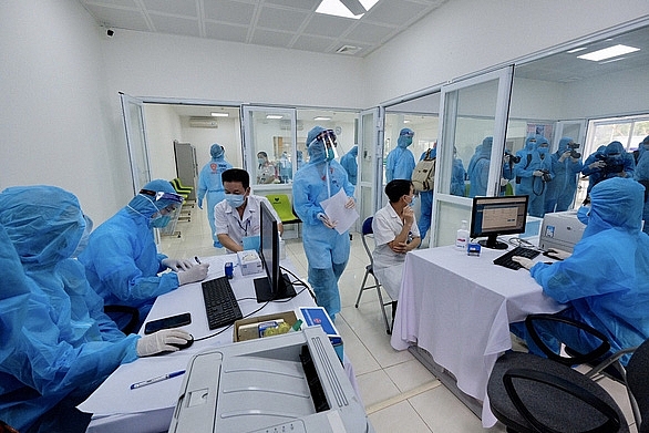 Tiêm vắc xin ngừa COVID-19 tại Bệnh viện Nhiệt đới Trung ương, Hà Nội sáng 8-3- Ảnh: NAM TRẦN