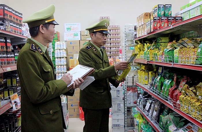 Lực lượng quản lý thị trường thị xã Phú Thọ kiểm tra hàng hóa tại Siêu thị Aloha Lực lượng quản lý thị trường thị xã Phú Thọ kiểm tra hàng hóa tại Siêu thị Aloha