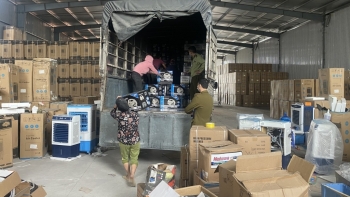 Phát hiện kho hàng 'khủng' tại Hưng Yên có dấu hiệu nhập lậu