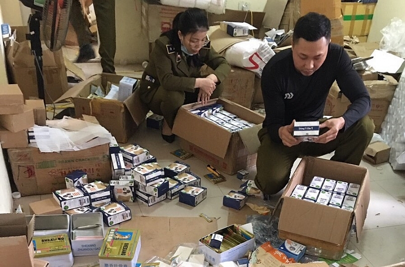 Hà Nam: Bắt quả tang cơ sở gia công lượng lớn thuốc Đông y gia truyền nghi giả