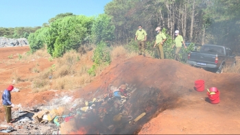 Gia Lai: Tiêu hủy hàng trăm túi xách giả mạo các nhãn hiệu nổi tiếng