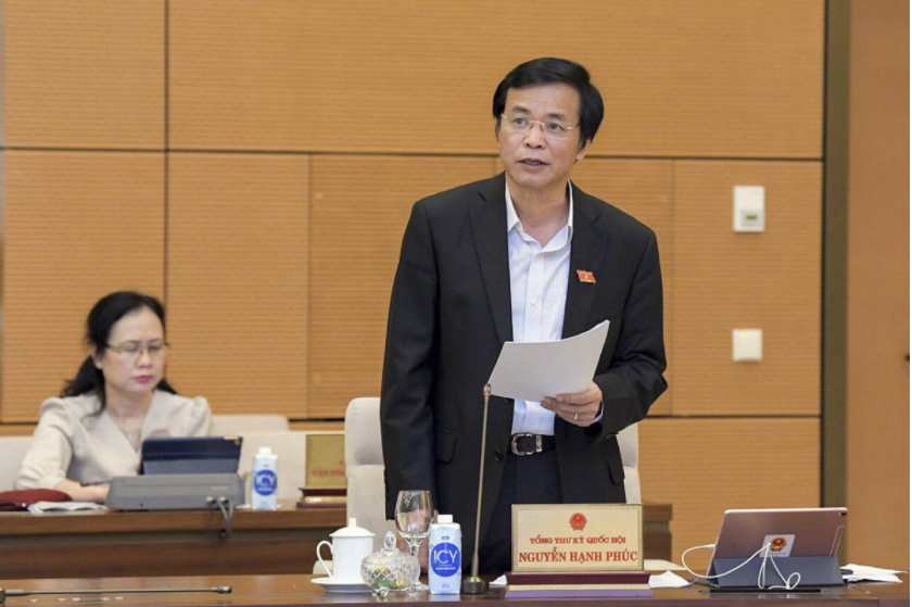 Tổng Thư ký Quốc hội Nguyễn Hạnh Phúc báo cáo một số vấn đề về việc chuẩn bị Kỳ họp 11, Quốc hội khoá XIV. Ảnh: Quốc hội