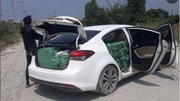 Long An: Bắt giữ xe ô tô vận chuyển 7.200 bao thuốc lá điếu nhập lậu