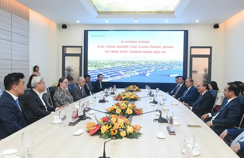 Thủ tướng Nguyễn Xuân Phúc tiếp Tổng Lãnh sự các nước Hoa Kỳ, Hàn Quốc, Ấn Độ tại TP. Hồ Chí Minh và lãnh đạo các tập đoàn đa quốc gia đầu tư tại Long An. Ảnh VGP/Quang Hiếu