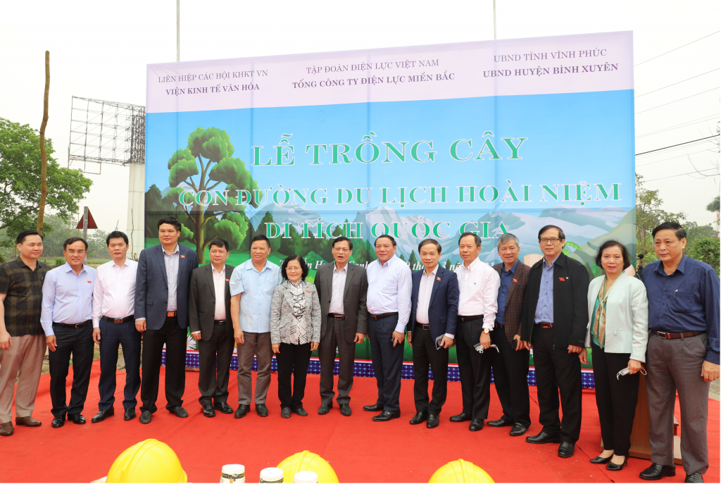 EVNNPC: Hưởng ứng Lễ trồng cây trên những “Con đường du lịch hoài niệm các di tích lịch sử Quốc gia”