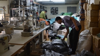 Hưng Yên: Tiếp tục phát hiện ‘thủ phủ’ sản xuất quần áo giả mạo nhãn hiệu