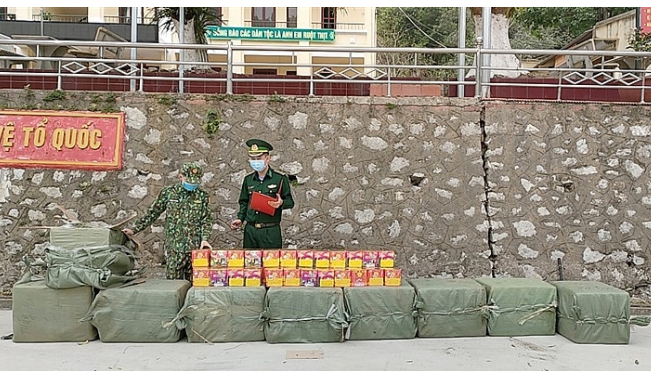 Lực lượng BP kiểm tra số pháo thu giữ. Ảnh: Vi Toàn