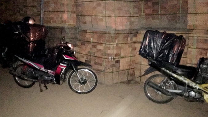 An Giang: Bắt giữ 3 xe máy và gần 4.000 bao thuốc lá ngoại nhập lậu