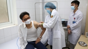 Phó thủ tướng Vũ Đức Đam tiêm thử nghiệm vaccine Nano Covax