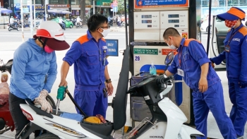 Giá xăng tiếp đà tăng nhẹ, giá dầu giảm