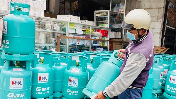 Giá gas tháng 3/2022 tăng "sốc" thêm 42.000 đồng/bình 12kg