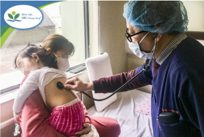 TS.BS Tạ Anh Tuấn, thăm khám cho một trường hợp bệnh nhi mắc hội chứng MIS-C hậu COVID-19. Ảnh Bệnh viện Nhi Trung ương