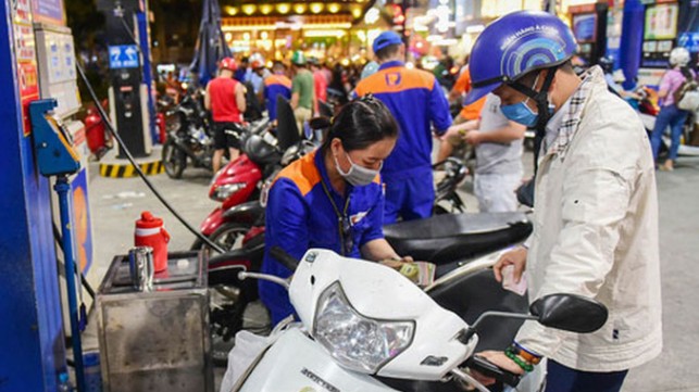 Giá xăng dự báo sẽ vượt trên 30.000 đồng/lít vài ngày mai?