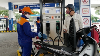 Giá xăng bật tăng mạnh, lên mức 29.825 đồng/lít