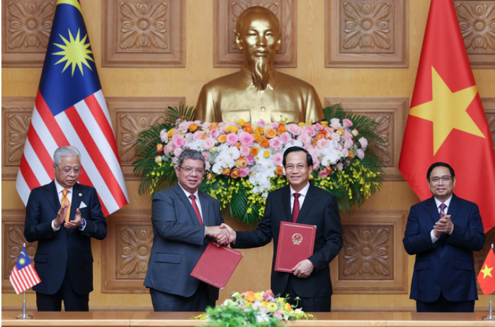 Bộ trưởng hai nước trao đổi bản ghi nhớ về tuyển dụng, việc làm và hồi hương lao động - Ảnh: VGP/Nhật Bắc