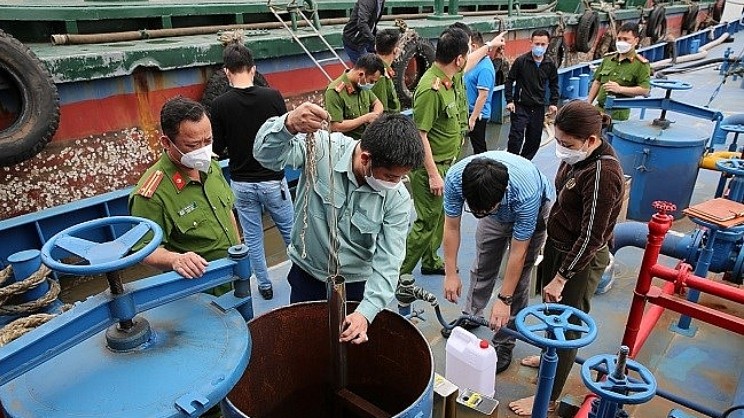Bắt giữ tàu chở hơn 1 triệu lít xăng lậu