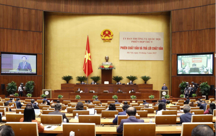 Quang cảnh phiên chất vấn tại phòng họp Diên Hồng