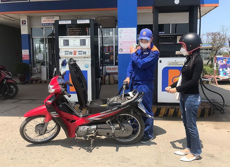 Hỗ trợ trực tiếp cho người dân gặp khó khăn khi giá xăng dầu tăng cao