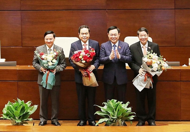 Chủ tịch Quốc hội Vương Đình Huệ tặng hoa 3 tân Phó Chủ tịch Quốc hội. Bên trái Chủ tịch Quốc hội là ông Nguyễn Khắc Định, Trần Thanh Mẫn. Bên phải Chủ tịch Quốc hội là ông Nguyễn Đức Hải.