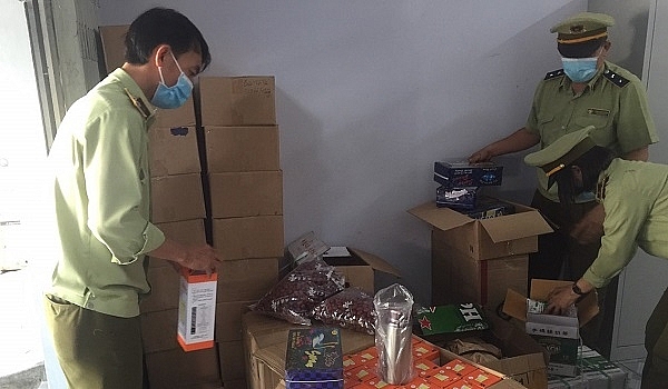 Lực lượng chức năng kiểm đếm hàng hóa vi phạm