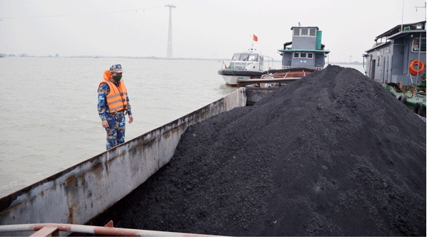 Cảnh sát biển bắt giữ tàu vận chuyển hơn 500 tấn than cám lậu