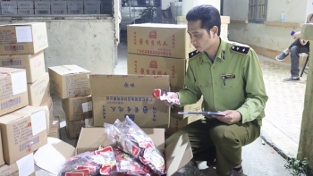 Lạng Sơn: Bắt giữ xe tô tô tải vận chuyển 12.000 gói chân gà không rõ nguồn gốc