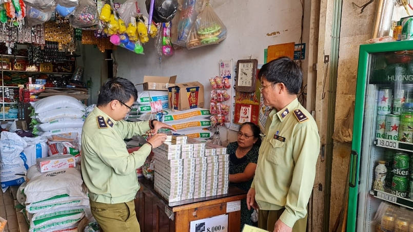 Lực lượng QLTT Kiểm tra các dấu hiệu giả mạo nhãn hiệu thuốc lá điếu mang nhãn hiệu White Horse. (Ảnh: Cục QLTT Gia Lai)