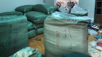 Thái Nguyên: Phát hiện kho chứa 15.000 chiếc áo len nghi nhập lậu