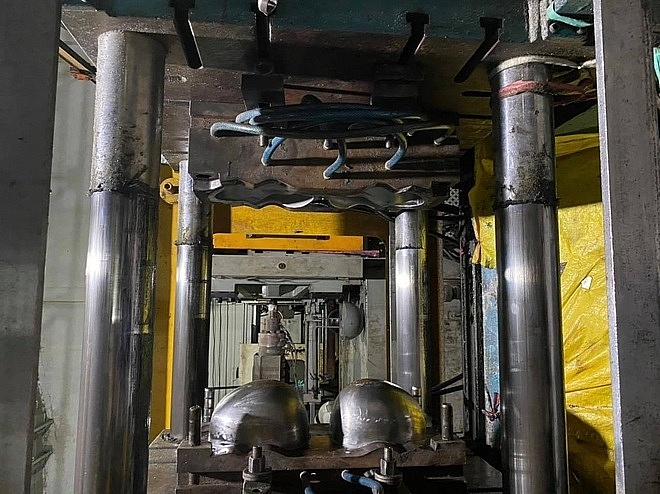 Máy móc để sản xuất mũ bảo hiểm giả nhãn hiệu Nón Sơn