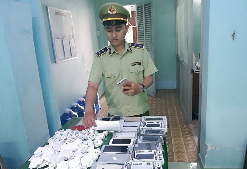 Tiền Giang: 02 cửa hàng điện thoại di động và phụ kiện có dấu hiệu kinh doanh hàng lậu Tiền Giang: 02 cửa hàng điện thoại di động và phụ kiện có dấu hiệu kinh doanh hàng lậu