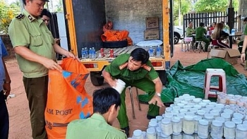 Bình Định: Tạm giữ hàng nghìn sản phẩm thực phẩm, mỹ phẩm nghi nhập lậu
