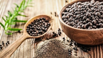 Giá hồ tiêu hôm nay 24/4: Đồng loạt giảm sâu