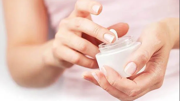 Đình chỉ lưu hành lô mỹ phẩm Kem dưỡng trắng da chống nắng SPF 50 ban ngày