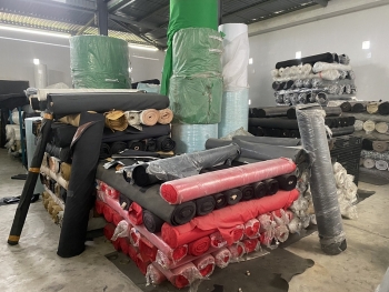 Long An: Thu giữ 30 tấn vải các loại không rõ nguồn gốc